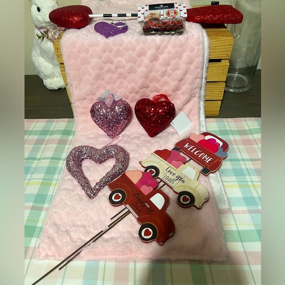 New Assorted Valentines Day Decorations - Picture 1 of 6